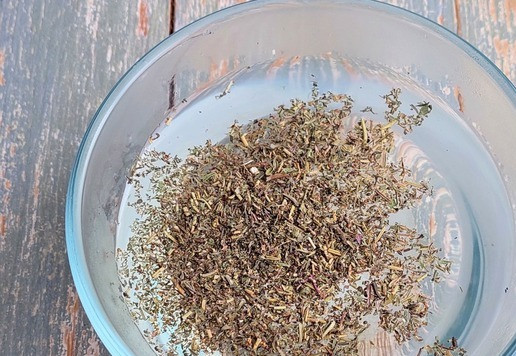 1. Этап. Сливочная гречка с курицей в духовке: В горячую воду (450 мл.) добавить соль и специи, перемешать.