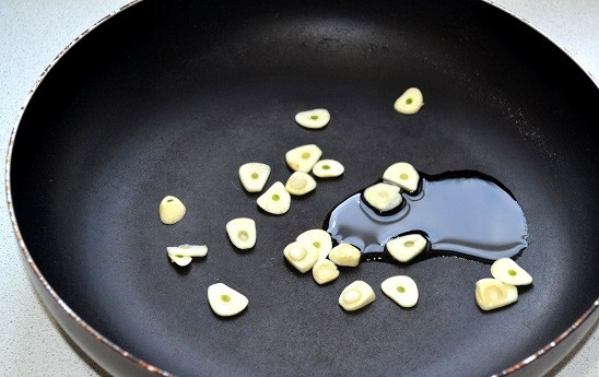 1. Этап. Мидии в соевом соусе: 3. Выложите его на сковороду с разогретым растительным маслом.