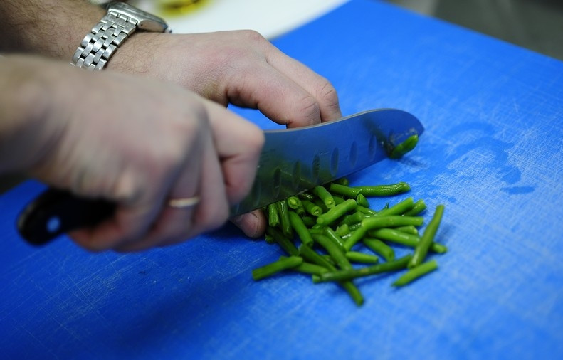 1. Этап. Салат из стручковой фасоли с курицей: Нарезаем стручковую фасоль.