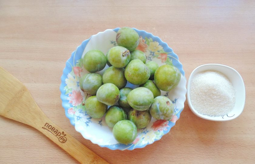 1. Этап. Варенье из зеленых слив на зиму: Подготовьте ингредиенты для приготовления варенья из зеленых слив.