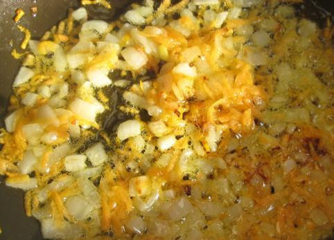 1. Этап. Салат с вареной куриной грудкой: Разогреваем сковородку, наливаем масло и обжариваем в нем лук с морковью.