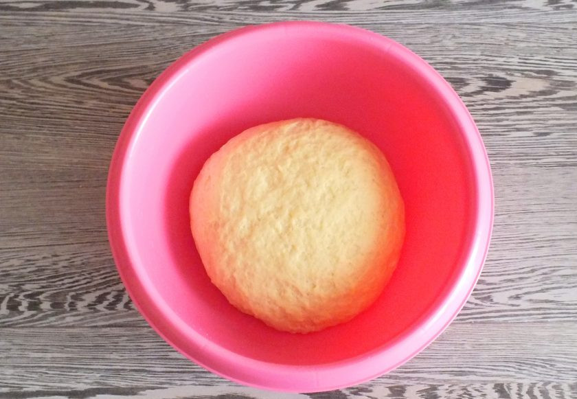 1. Этап. Синнабоны с малиной: Готовое тесто должно получиться мягким и податливым. Округлите его и переложите в чашу, затяните пленкой и уберите в теплое место на 1 час.