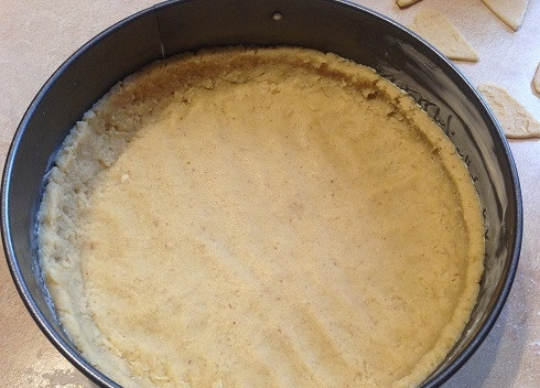 1. Этап. Пирог ко Дню влюбленных: 11. Форму для выпечки (28 см в диаметре) смазываем небольшим количеством масла, формируем из теста дно с бортиками.