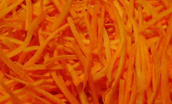 1. Этап. Грибы шиитаке по-корейски: Трем морковь на специальной терке для овощей по-корейски.