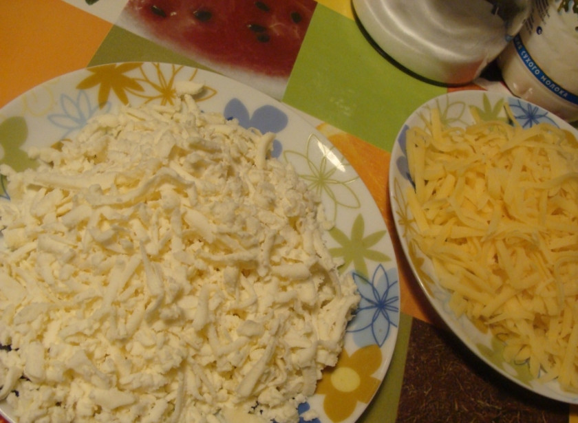 1. Этап. Ачма грузинская ленивая: На крупной терке трем сыры.