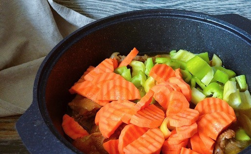 1. Этап. Соус по-кубански с курицей: Добавить нарезанные перец и морковь, дать закипеть.