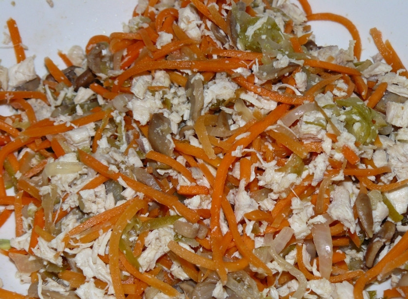 1. Этап. Салат Обжорка с грибами: 3. Теперь смешаем все ингредиенты между собой. У меня морковка и без того была насыщенная по вкусу, так что я салат больше не солила. А вы уж полагайтесь на свой вкус.