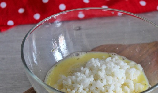 1. Этап. Омлет «На ужин»: К яичной смеси добавить отварной рис.