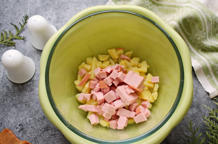 1. Этап. Окрошка на сыворотке и сметане с колбасой: Вареную колбасу порежьте как и картофель и добавьте к нему.