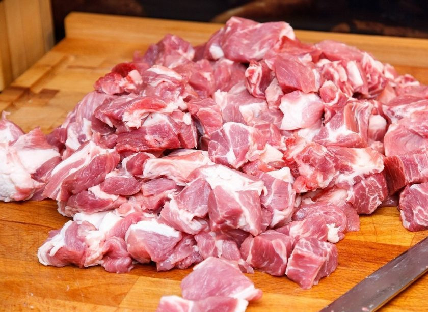 1. Этап. Австрийские сосиски: 1. Вымойте мясо и вытрите его салфетками, затем нарежьте небольшими кусочками, чтобы удобно было молоть в фарш.