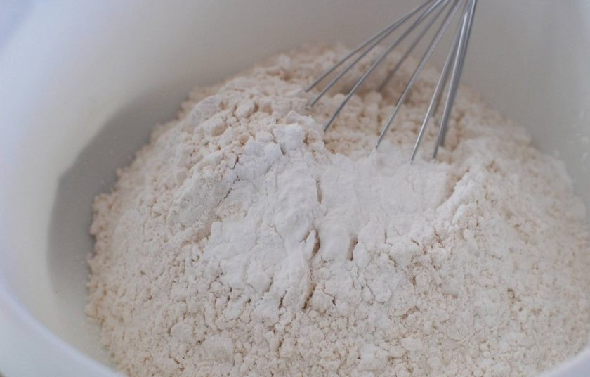 1. Этап. Лимонный кекс с майонезом: 5. В другой емкости смешайте муку, разрыхлитель, соду.