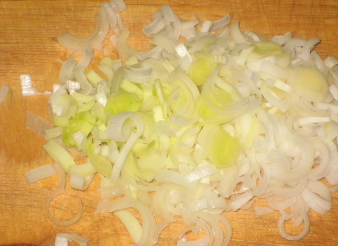 1. Этап. Салат грибной с ветчиной: Мелко нарежьте лук, добавьте его к другим ингредиентам.