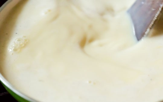 1. Этап. Заварной крем для Наполеона без яиц: 5. И небольшими порциями, постоянно помешивая, влейте кастард. Уменьшите огонь до минимума и проварите крем минут 5-6, продолжая помешивать.