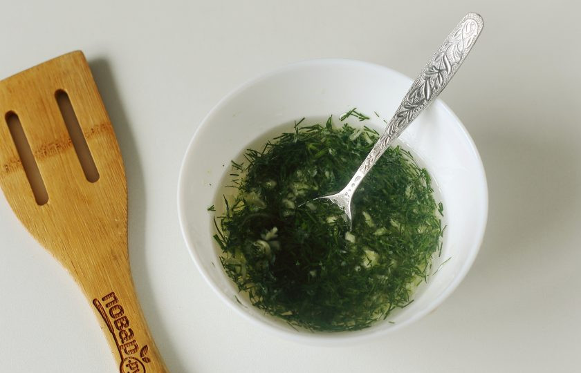 1. Этап. Чесночные пампушки на кефире: Тем временем приготовьте соус. Соедините воду, масло и пропущенный через пресс чеснок. Добавьте измельченный укроп и 1-2 щепотки соли. Хорошо все перемешайте.