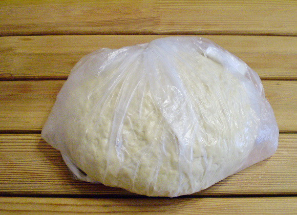 1. Этап. Пирожки постные с грибами: 9. Готовое тесто смазываем жиром и завязываем не плотно в пакет. Оставляем в тепле на 15 минут подойти.