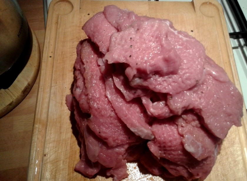 1. Этап. Отбивные из телятины сочные: Мясо промываем, если нужно, обрезаем лишние части. Нарезаем порционными кусочками, каждый из них отбиваем. Соль и перец по вкусу.