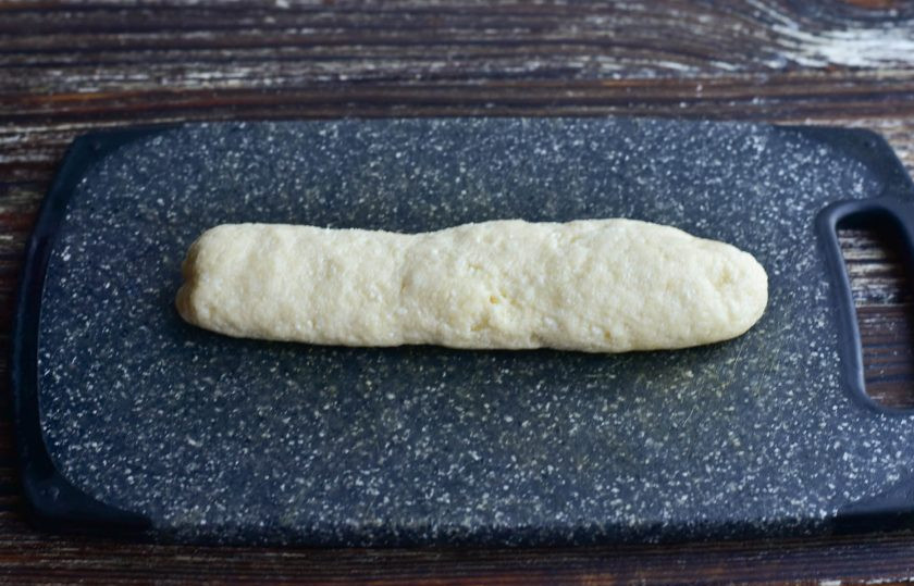 1. Этап. Ленивые вареники без муки: Разделите тесто на 2-3 части. Каждую раскатайте колбаской.