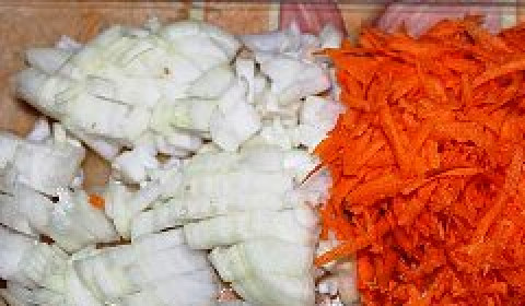 1. Этап. Свинина с овощами в мультиварке: Лук порезать и натереть морковь.