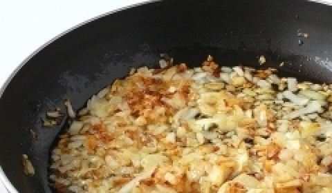 1. Этап. Морковные котлеты постные: Лук чистим, нарезаем и обжариваем на растительном масле до золотистого цвета.