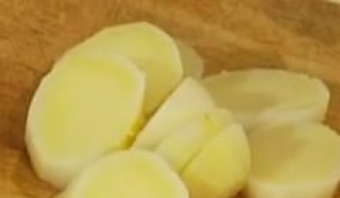 1. Этап. Уха с яйцом: 1. Картофель крупно нарезаем кубиками.