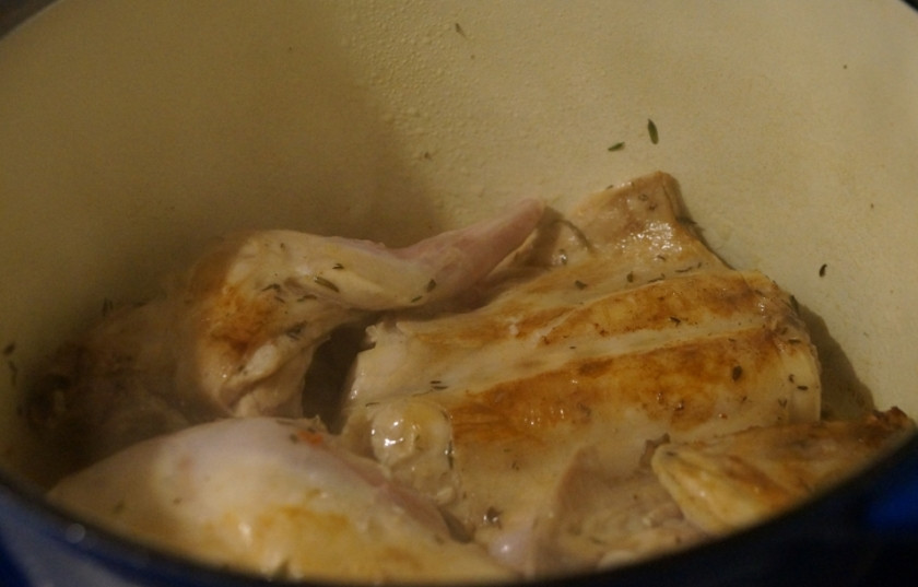 1. Этап. Кролик по-испански: Сверху выкладываем кролика.