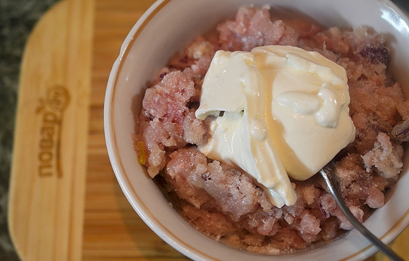 1. Этап. Котлеты Яйцо в шубке: 3. Фарш я сразу провернула через мясорубку с луком. Посолите, поперчите, добавьте майонез и крахмал.