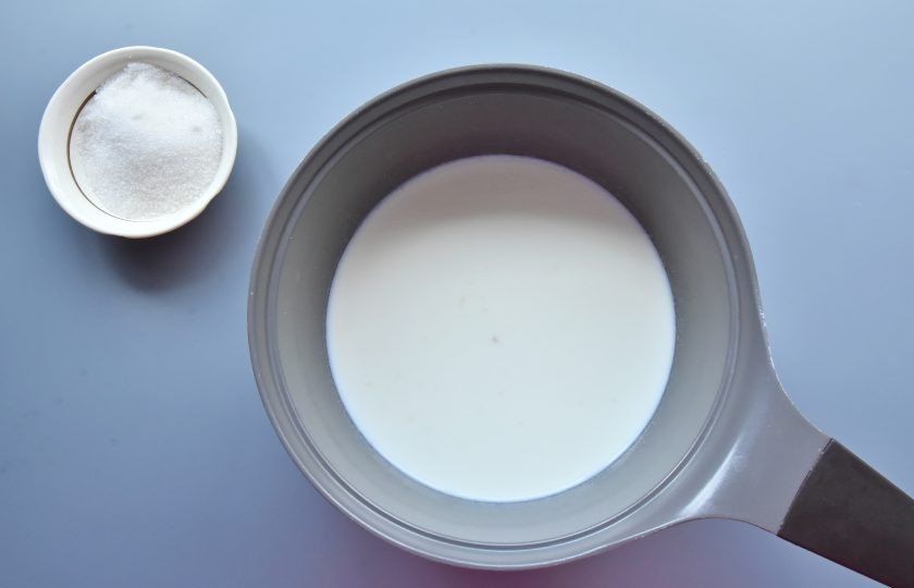 1. Этап. Рисовый пудинг с бананами: В готовый рис влейте теплое молоко, добавьте сахар и ванильный сахар. Доведите до кипения.