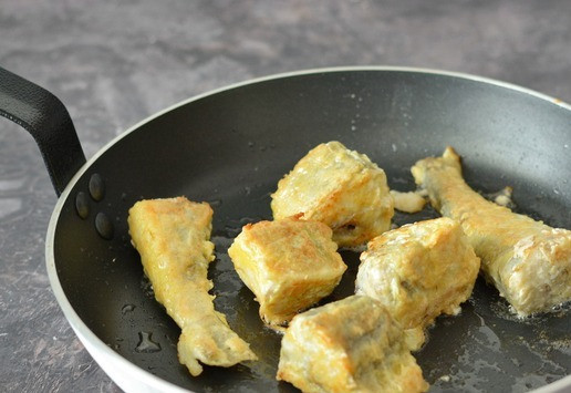 1. Этап. Жареная навага в муке и яйце: А вот когда перевернёте навагу и будете жарить на второй стороне, крышку обязательно снимите, чтобы корочка была хрустящей. Обжаренную навагу выложите на бумажное полотенце, чтобы впиталось лишнее масло.