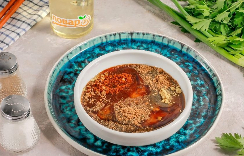 1. Этап. Заправка для корейских салатов: Влейте растительное масло. Предпочтительно использовать оливковое или кукурузное, но без яркого аромата.