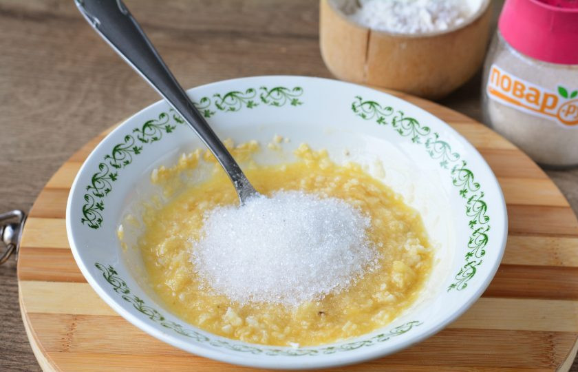 1. Этап. Бананово-кокосовый пирог: Всыпьте сахар в тесто и размешайте, чтобы он растворился.