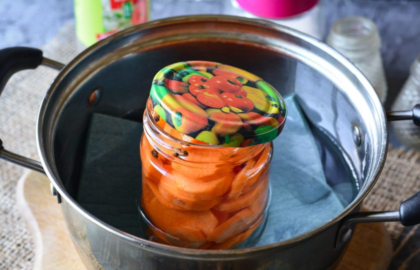 1. Этап. Консервированная морковь на зиму: Простерилизуйте заготовку в течение 20 минут.