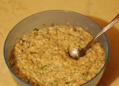 1. Этап. Котлеты по-албански: Добавить к фаршу зелень, майонез, муку и хорошо перемешать.