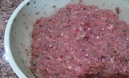 1. Этап. Aдана кебаб: Все заранее подготовленные ингредиенты пропустите несколько раз через мясорубку с насадкой с мелкими дырочками. Хорошенько перемешайте получившуюся массу руками. Затем положите фарш в холодильник, чтобы ингредиенты 