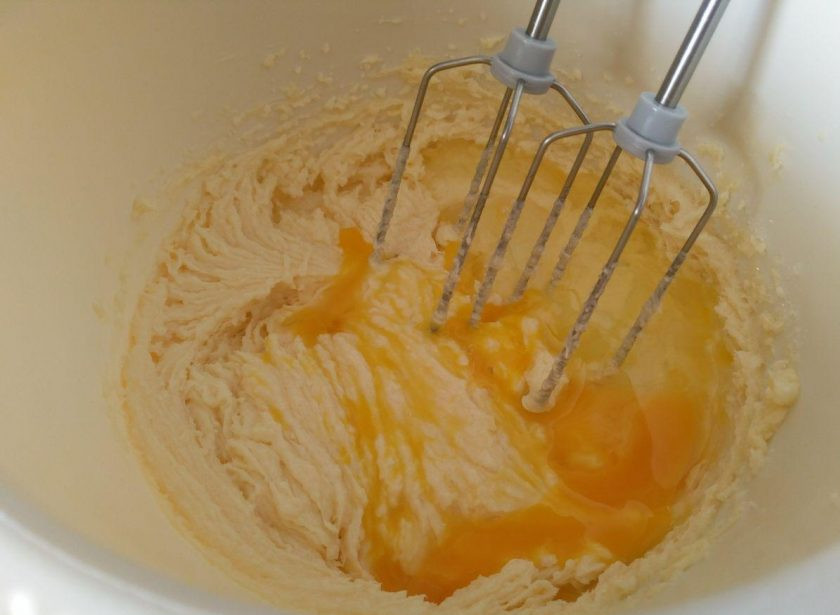 1. Этап. Винный кекс из двух видов шоколада: Взбейте сливочное масло с сахаром с помощью миксера, добавляя яйца по одному.