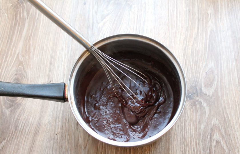 1. Этап. Крем Тоффи: Перемешивая шоколадную массу, тонкой струйкой влейте горячее молоко. Поставьте на медленный огонь и варите до загустения, все время перемешивая. Масса должна загустеть и получиться однородной.