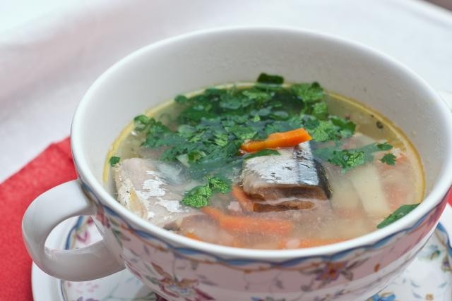 1. Этап. Сайровый суп: 6. Добавляю в суп сливочное масло, солю и перчу по вкусу, кладу мелко нарубленную зелень и провариваю еще 2-5 минут. Готовый рыбный суп подаю обязательно горячим.