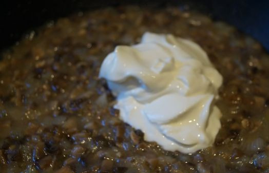 1. Этап. Соус к ребрышкам: Добавляем сметану, хорошо перемешиваем и доводим до кипения.