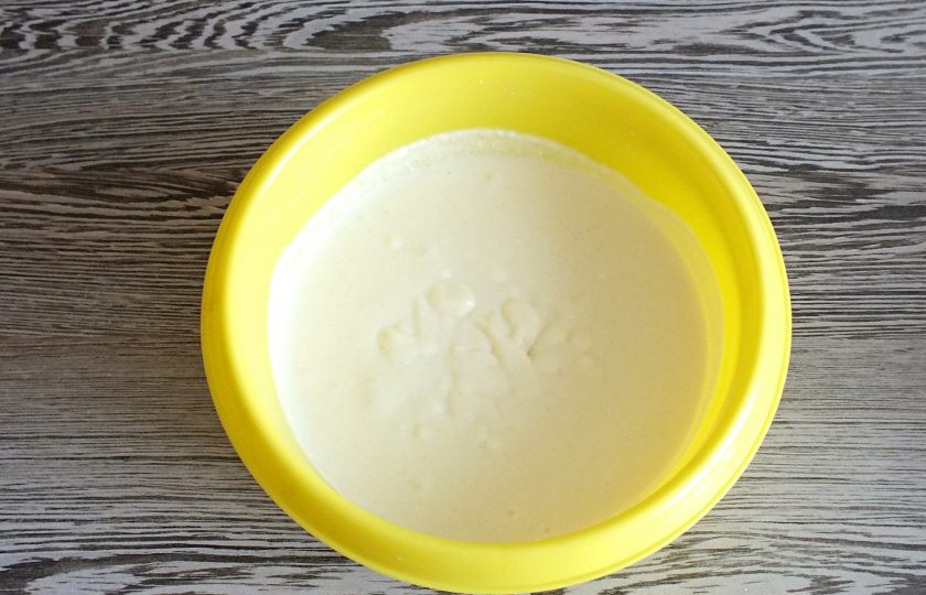 1. Этап. Шоколадная ватрушка с творогом: Сделайте начинку. В чаше смешайте творог, сахар, яйца, крахмал и ванилин. Пробейте погружным блендером.