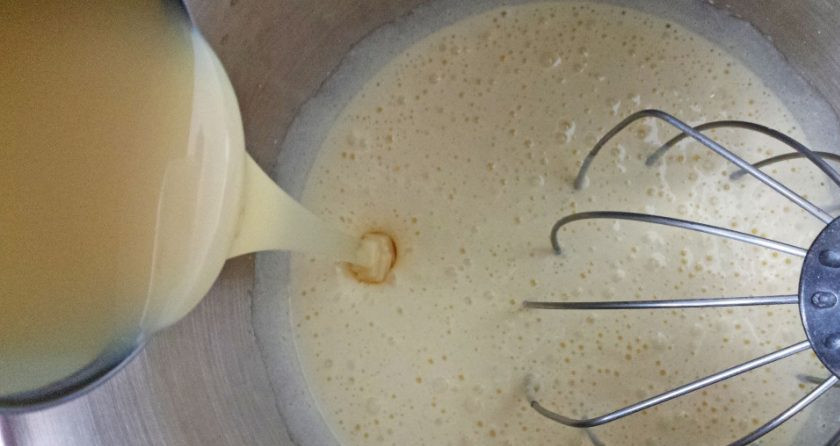 1. Этап. Бисквитный торт Графские развалины: 5. Вливаю к яйцам с сахаром тонкой струйкой сгущенку, взбиваю еще 5 минут.