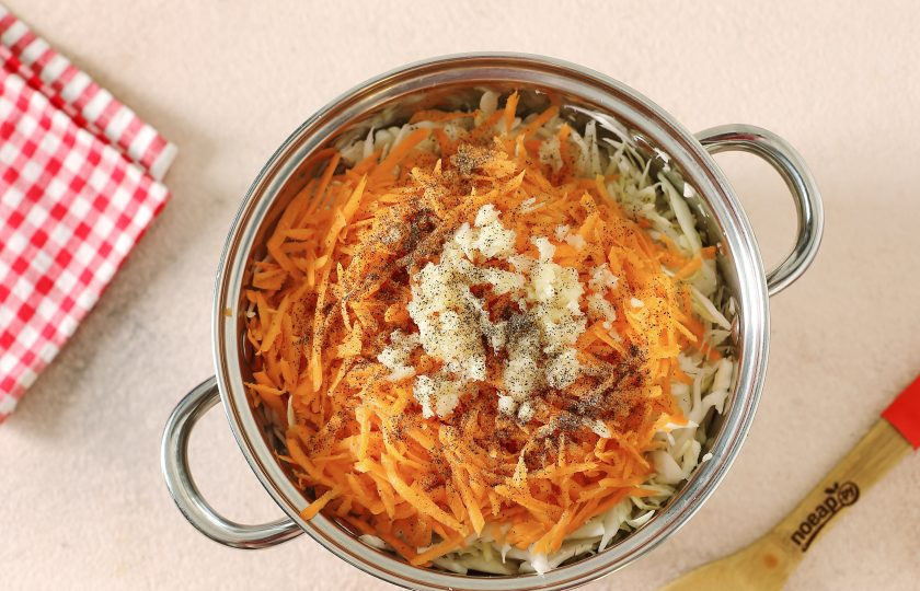 1. Этап. Капуста Бомба в горячем рассоле: Добавьте тертую на крупной терке морковь, давленый чеснок и черный молотый перец.