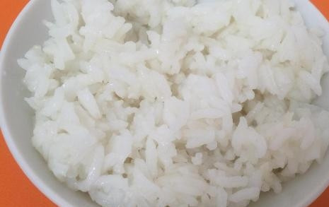 1. Этап. Слоеные пирожки с фаршем и овощами: Первым делом достанем бездрожжевое слоеное тесто из морозилки и отварим рис.