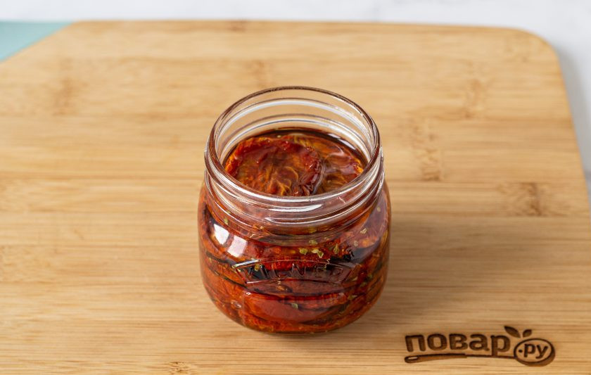 1. Этап. Вяленые томаты в масле: Влейте оливковое масло так, чтобы оно полностью покрывало томаты. Закройте банку, оставьте на 1 неделю настояться.