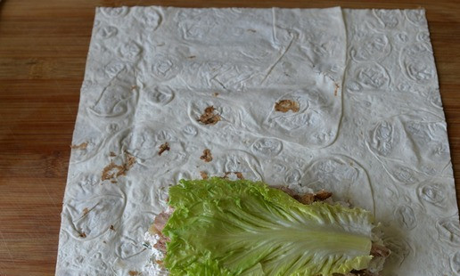 1. Этап. Завертон с индейкой и пикантным соусом: На индейку кладём лист салата.