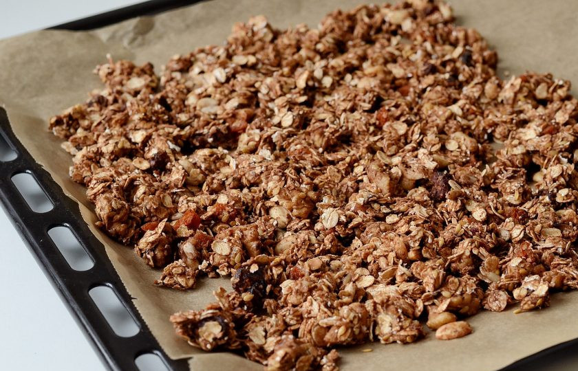 1. Этап. Гранола без сахара: Выложите гранолу на застеленный пергаментом противень в один слой. Выпекайте 20-25 минут при температуре 170 градусов. Когда пройдет половина времени, перемешайте и верните обратно. Когда пройдет время, остудите гранолу на противне и уберите в стеклянную банку.