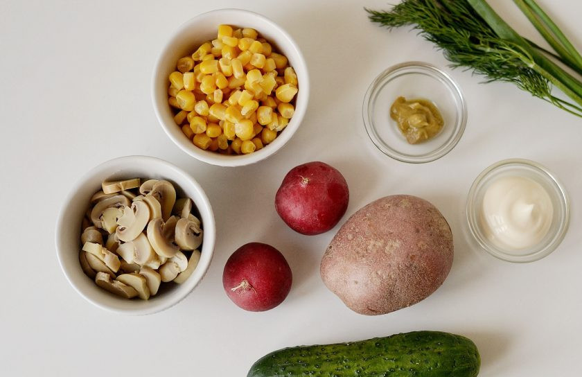 1. Этап. Салат с кукурузой, грибами и огурцами: Подготовьте все ингредиенты.