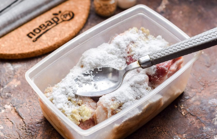 1. Этап. Солёное сало: Подготовьте контейнер для сала. В контейнер выложите соль, чтобы полностью покрывала дно контейнера. Выложите сало, посыпьте щедро солью.