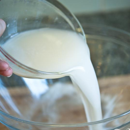 1. Этап. Английская домашняя булочка: Растворённые в воде дрожжи влейте в миску.