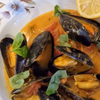 Мидии в остром кокосовом соусе