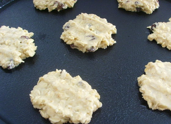 1. Этап. Овсяное печенье Английский поцелуй: 9. С помощью ложки наберите небольшое количество теста, выложите его на противень с пергаментом.