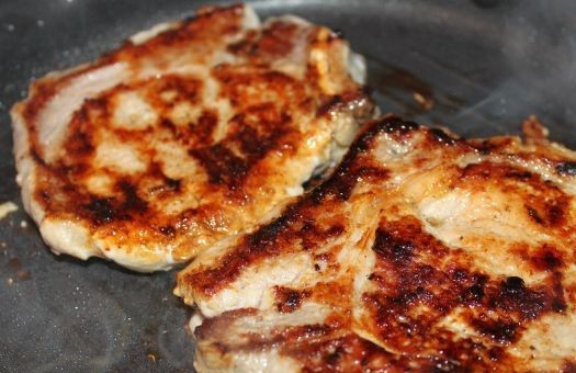 1. Этап. Стейк в домашних условиях: Затем столько же времени обжариваем их на другой стороне. Мясо не накалывайте вилкой, переворачивайте лопаткой. В этом случае оно будет сочным, так как все соки останутся внутри стейка.